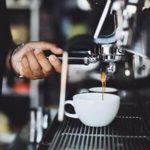 Jedným z najdôležitejších faktorov, ktoré treba zvážiť, keď vyberáte zariadenie kaviarne, je typ kávovaru.
