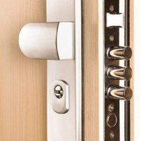 Bezpečnostné dvere by mali spoľahlivo chrániť váš domov.